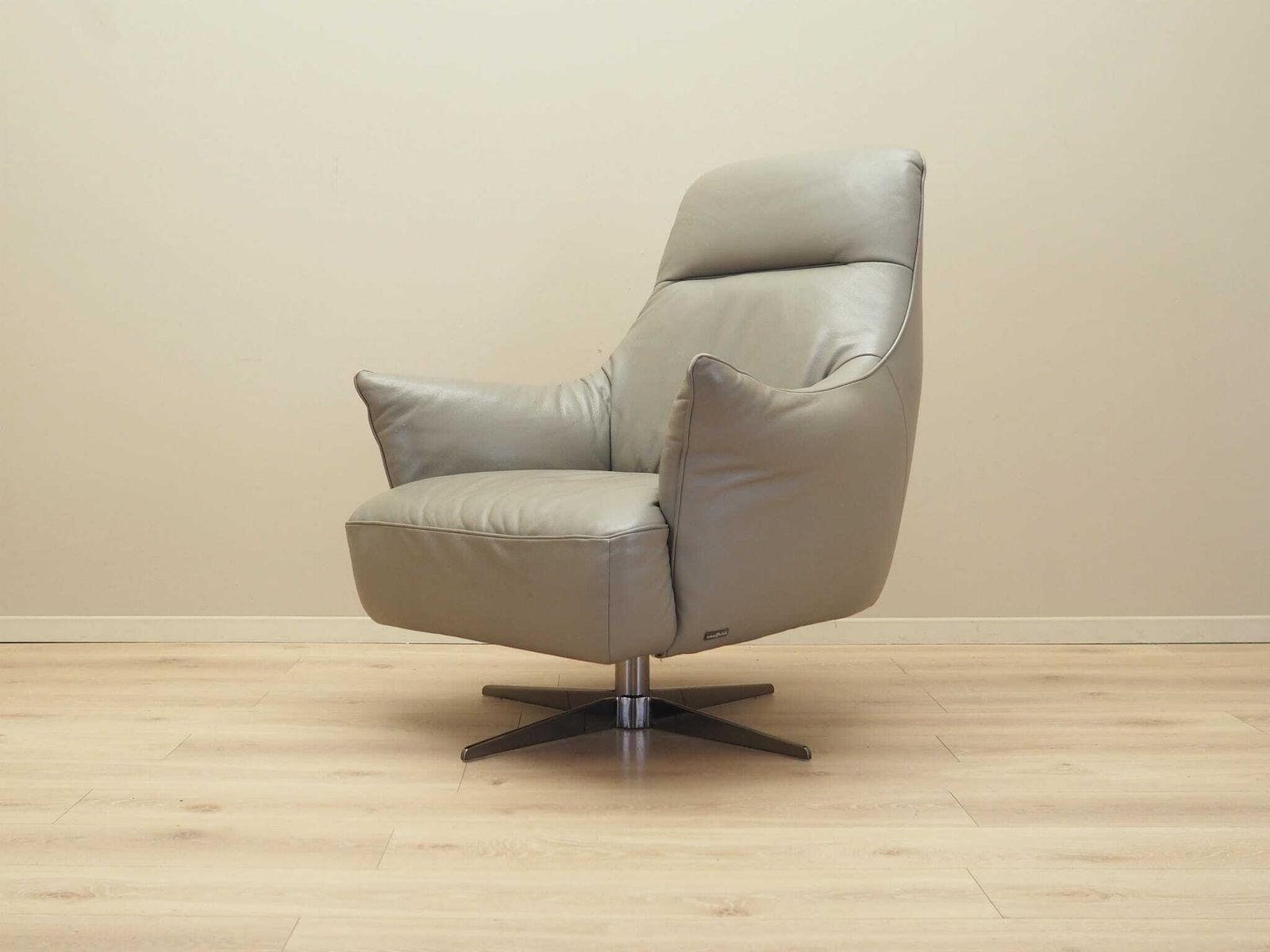 Leather Swivel Armchair, Italian Design, 1990s, Manufacture: Natuzzi photo for sale