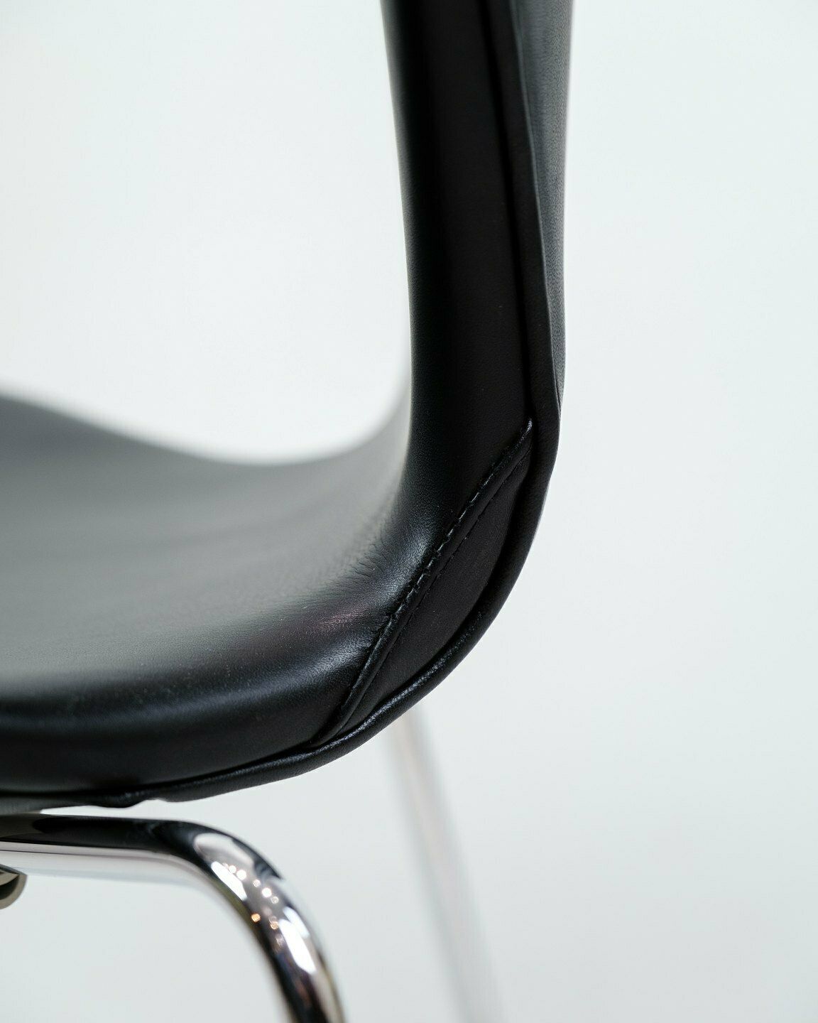 Set Of 4 Seven Chairs Model 3107 Upholstered In Black Leather By Arne Jacobsen For Fritz Hansen From 1960s photo vinterior