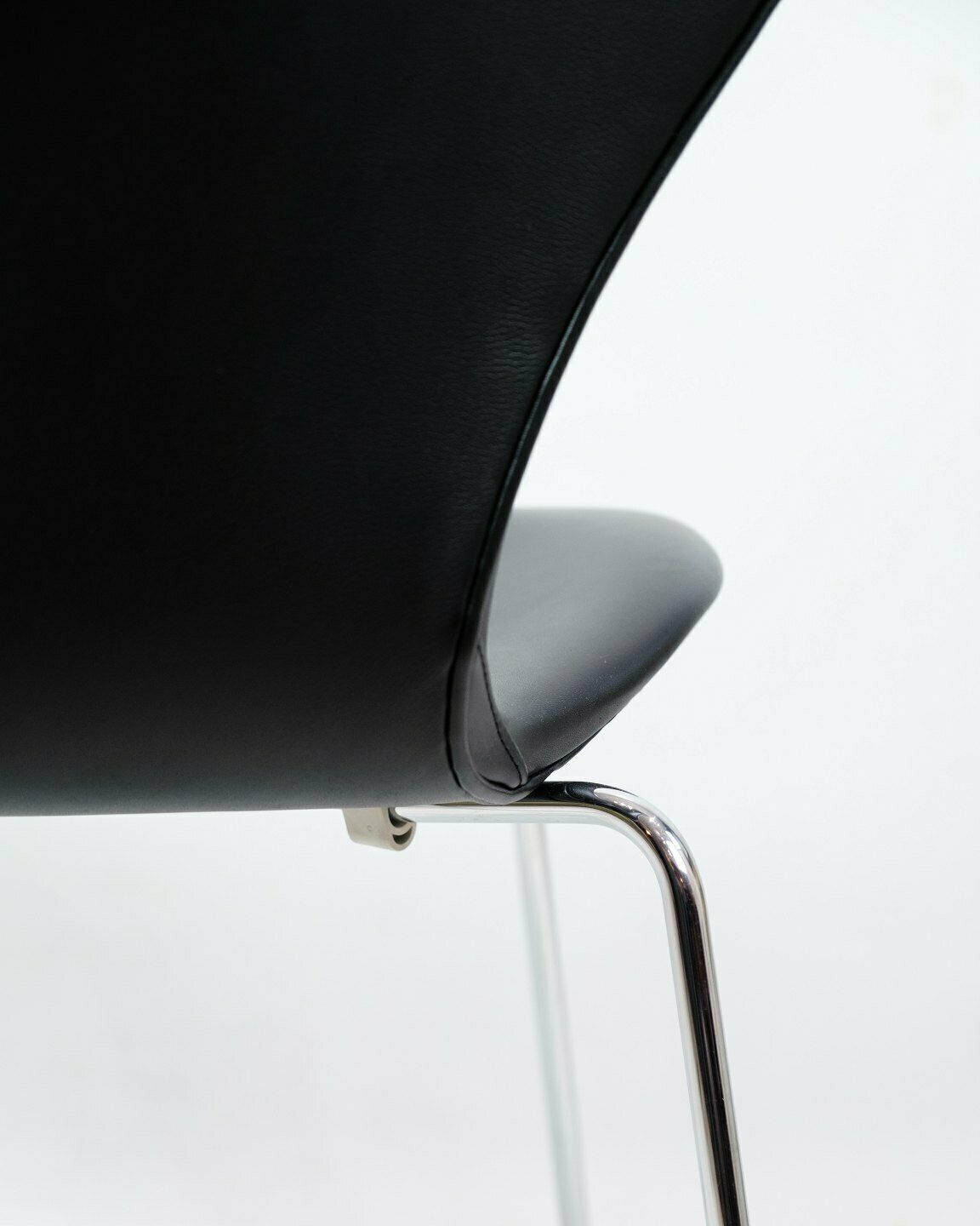 Set Of 4 Seven Chairs Model 3107 Upholstered In Black Leather By Arne Jacobsen For Fritz Hansen From 1960s photo vintage