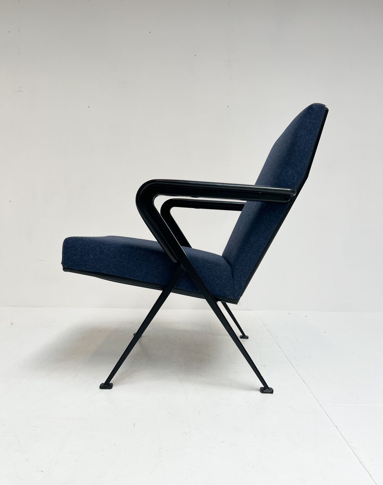 Repose Armchair By Friso Kramer For Circle De Ahrend – Repose Armchair By Friso Kramer For Circle De Ahrend, 1960s photo for sale