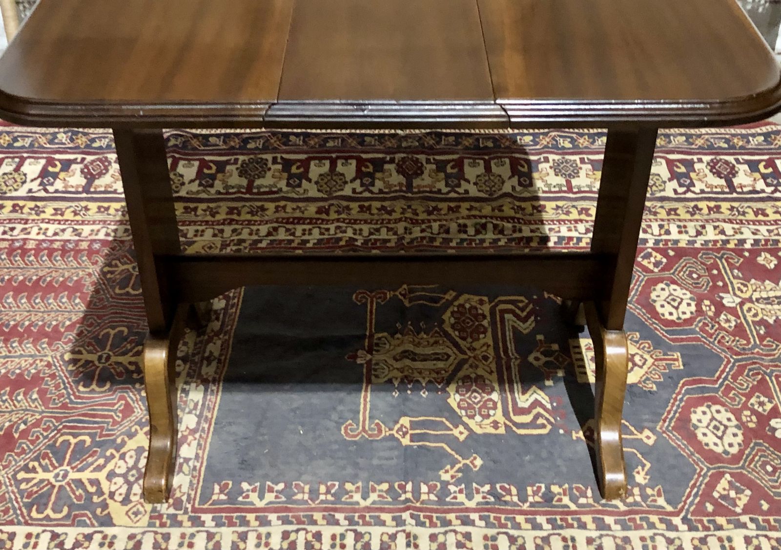 photo vinterior Handsome Vintage Mahogany Coffee / Occasional Table
