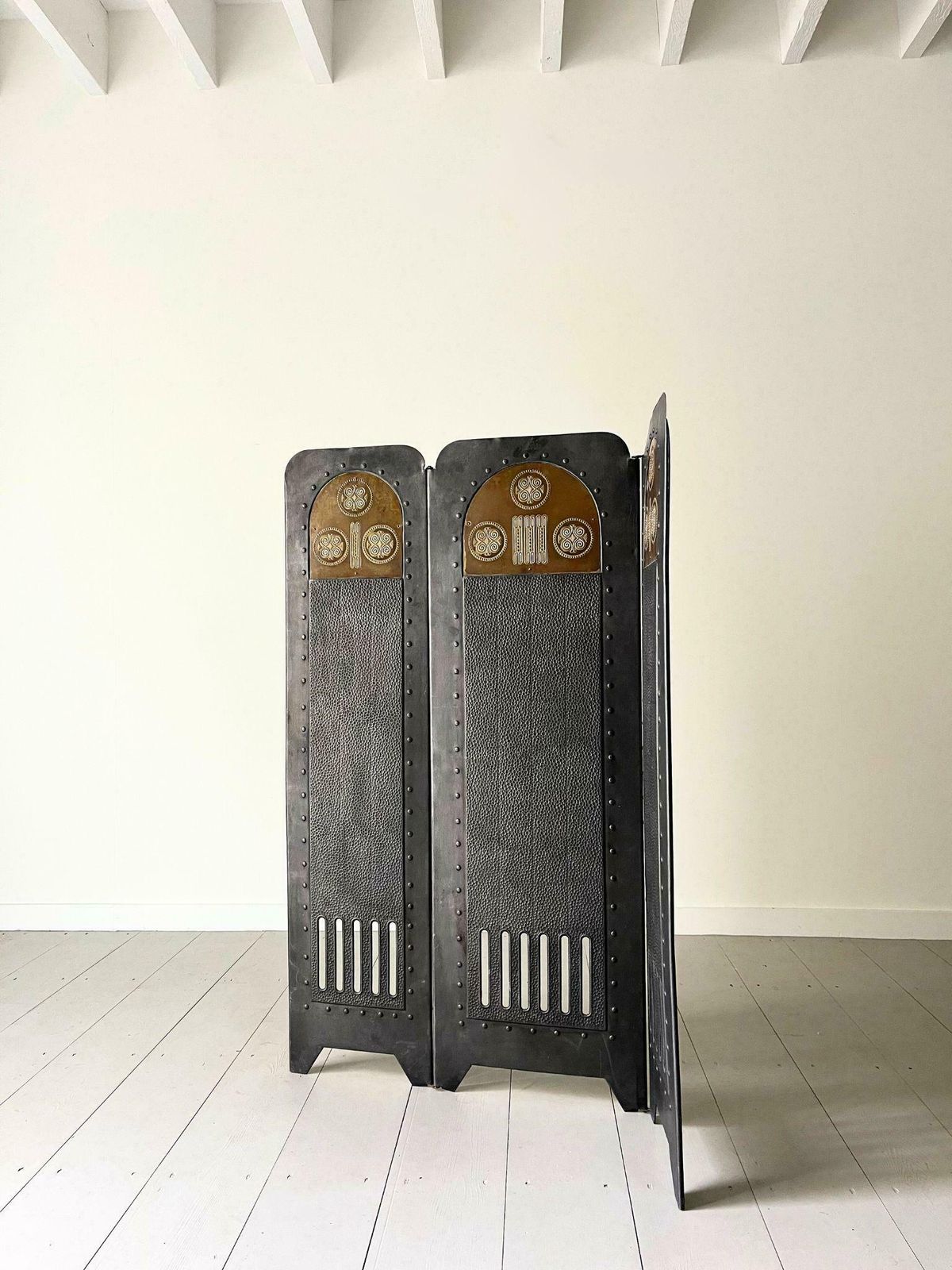 Secessionist Metal Screen, Antique Decorative Austrian Folding 3 Panel Fire Screen In Hammered Steel & Copper Relief C.1900 Vienna Secession photo vinterior