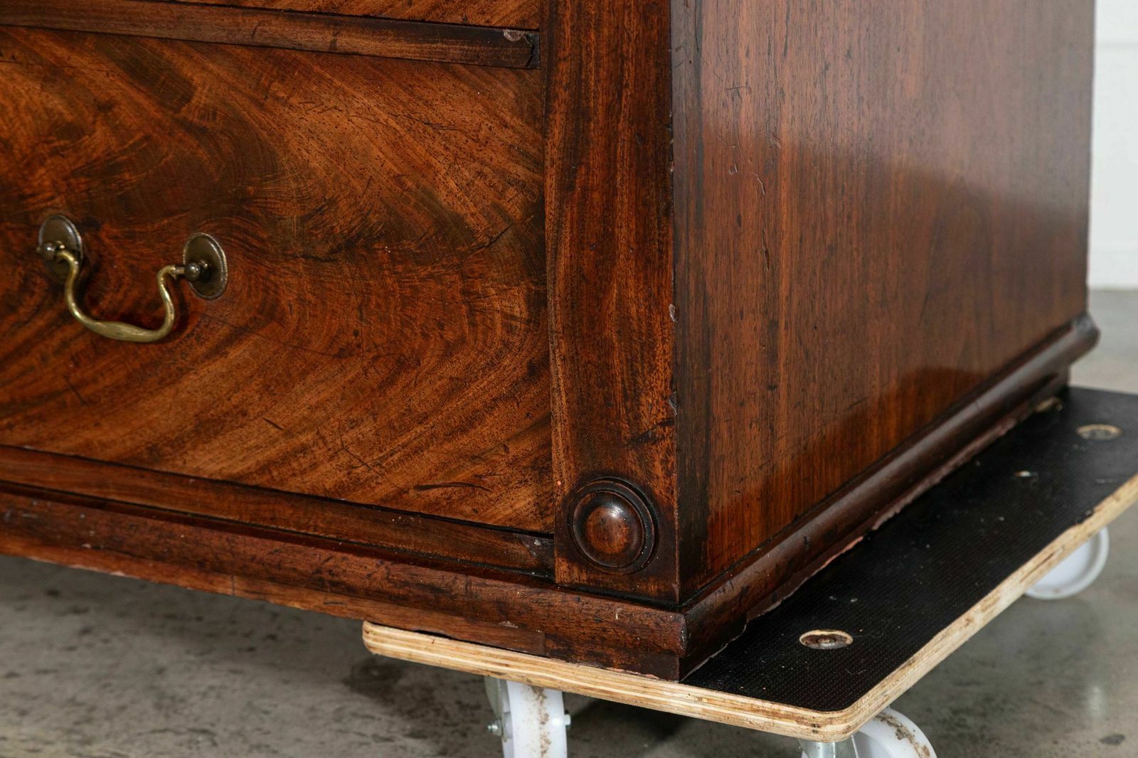 photo vinterior Large English Early 19thc Mahogany Linen Press