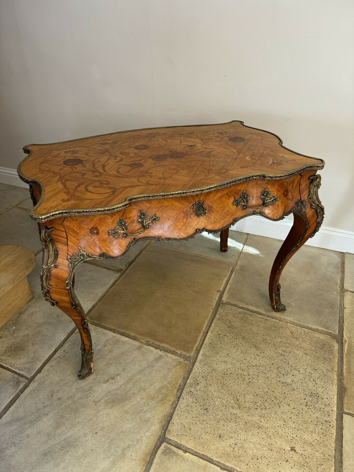 photo vinterior Outstanding Quality Antique 19th Century Freestanding French Kingwood Marquetry Inlaid Centre Table