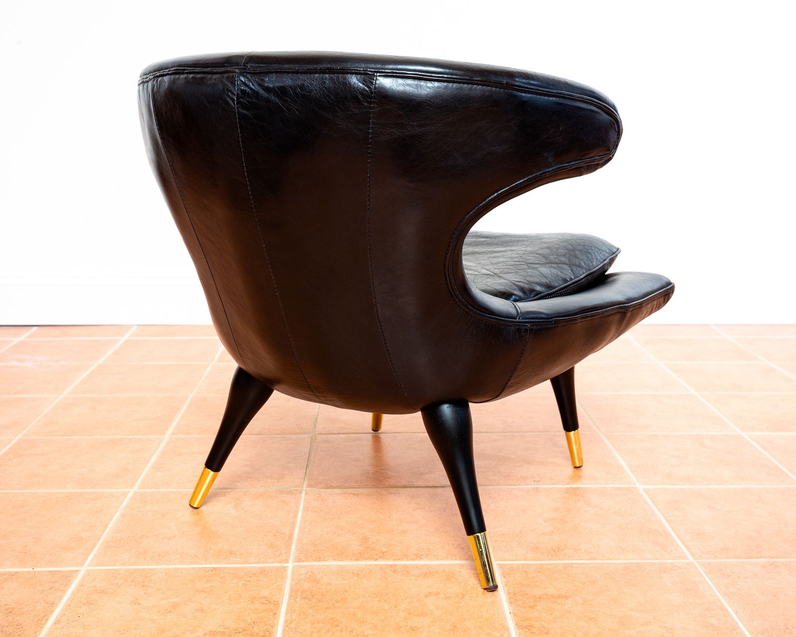 photo furniture Italian Black Leather Statement Lounge Chair Mid Century Modernist Space Age Karpen Style Horn Chair Mcm Gold Brass