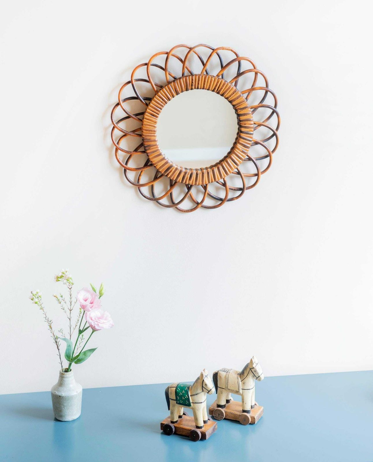 French Riviera Wandspiegel, Mid Century Ronde Spiegel, Vintage Bamboe Bloemenspiegel, Jaren 1960 Ontwerp photo furniture