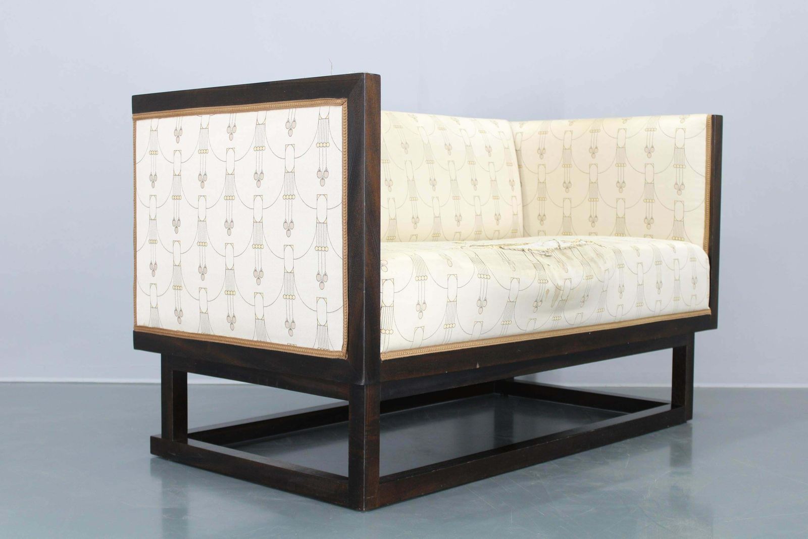 photo vintage Josef Hoffmann "Cabinet" Sofa By Wittmann, Austria