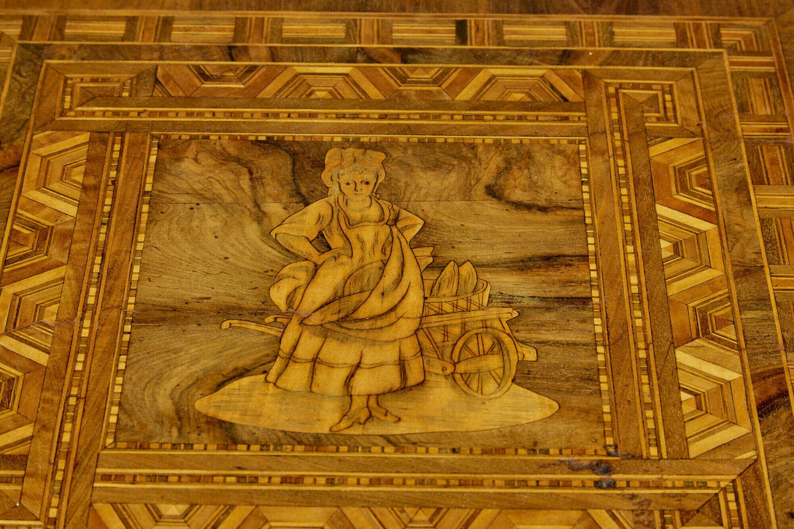19th Century Italian Inlaid Walnut Sorrento Table photo vinterior