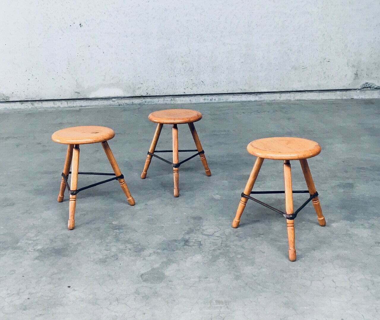Industrial Design Lage Driepoot Krukken Set, België Ca. Jaren 1950 photo for sale