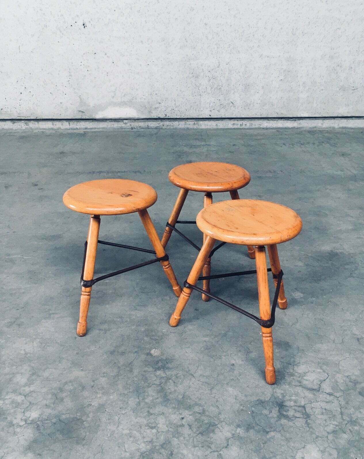 Meubels Industrial Design Lage Driepoot Krukken Set, België Ca. Jaren 1950 photo