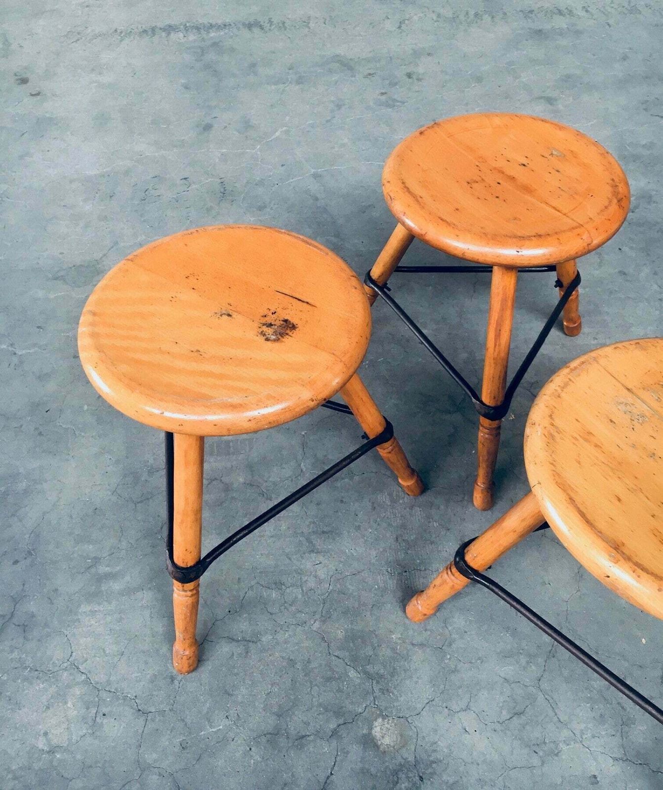 photo vinterior Industrial Design Lage Driepoot Krukken Set, België Ca. Jaren 1950