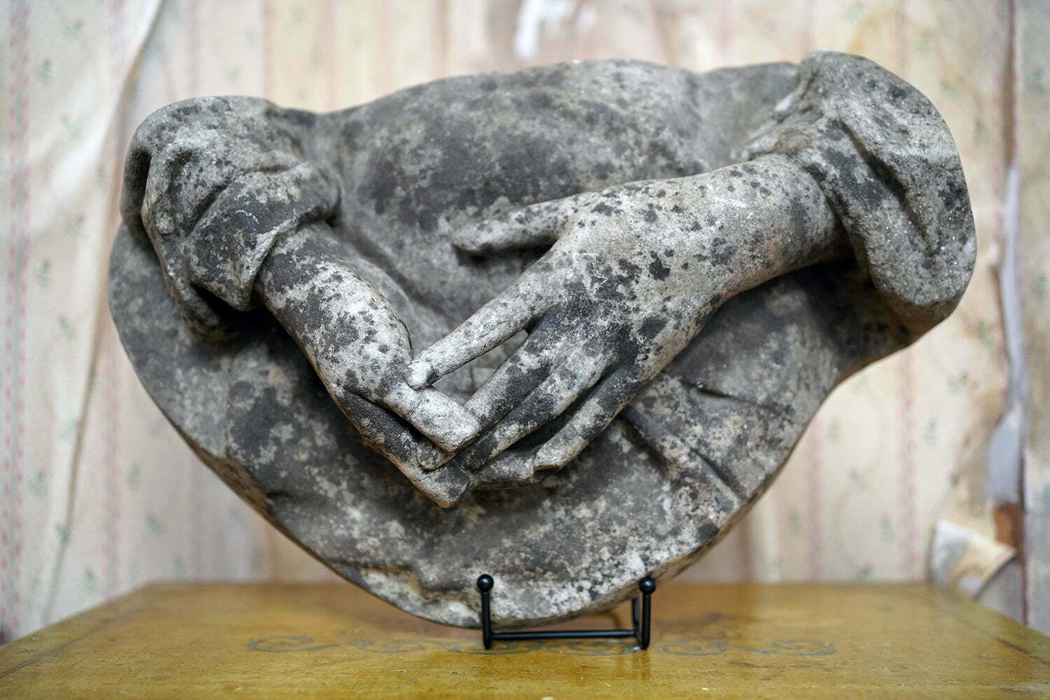 photo vinterior A Finely Carved Marble Study Of A Pair Of Hands By Frederick Hawkins Piercy C.1880