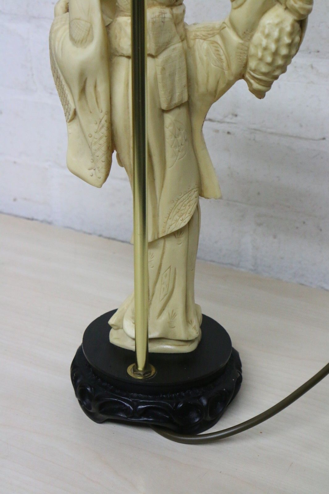 88.0 Table Lamp Oriental 1970's Figurine Shell Lady Lamp Vintage Ivorine Black Base photo