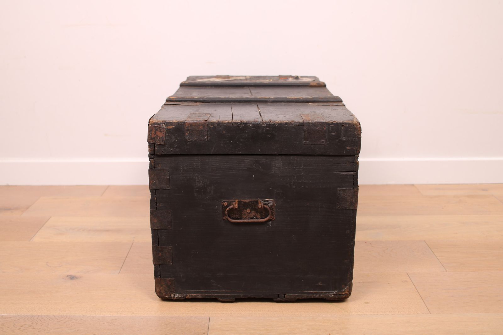 photo vintage A Vintage Black Wooden Trunk With Hinged Lid   Blanket Box   Log Storage