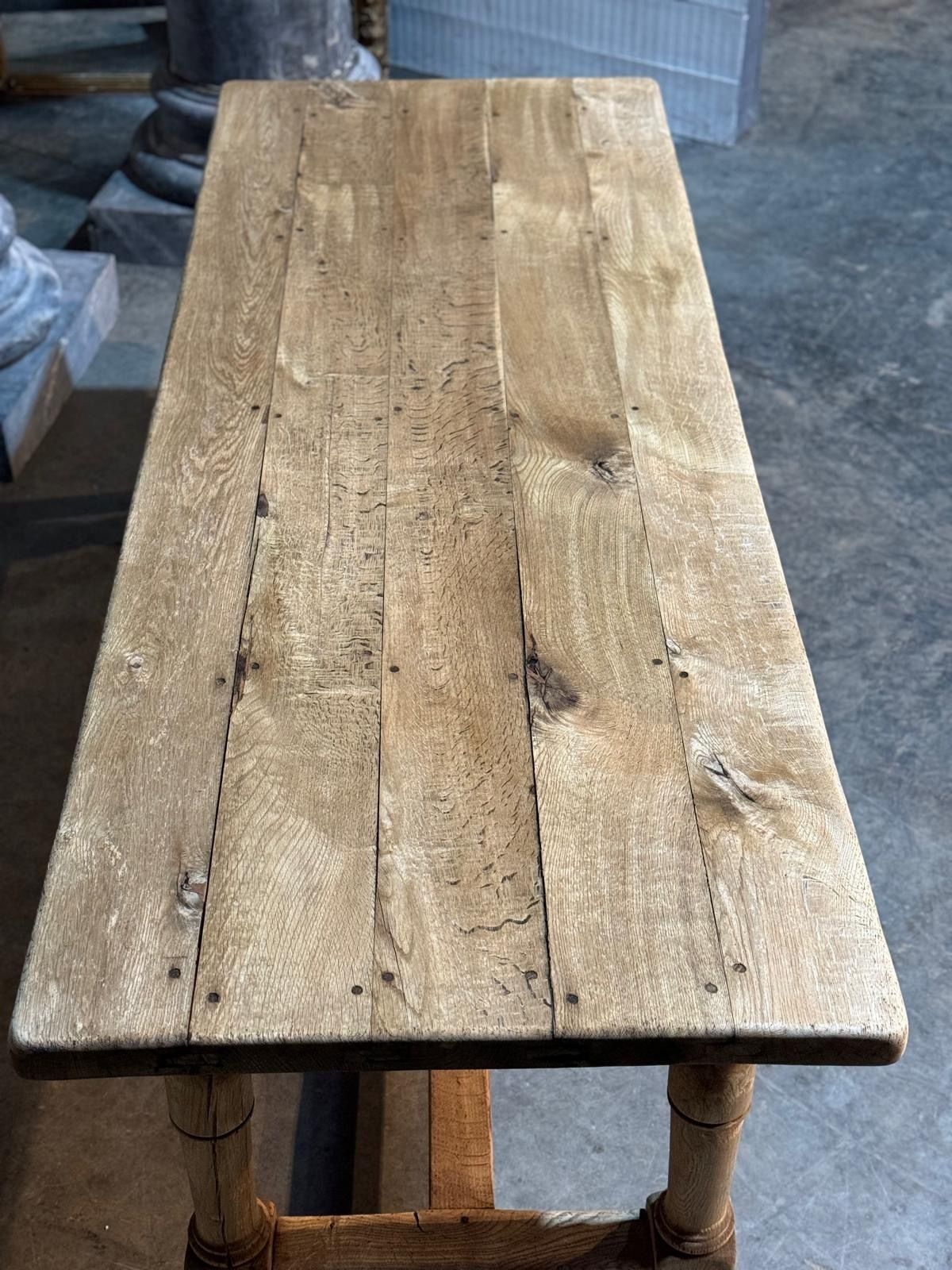 photo vinterior Characterful Bleached Oak Farmhouse Dining Table