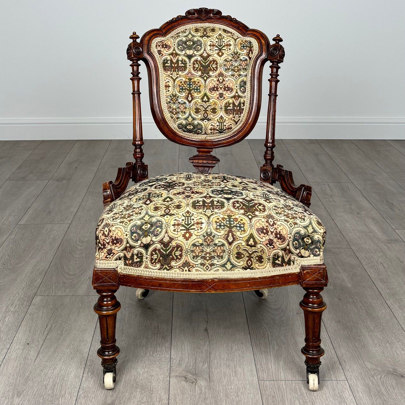 photo furniture Antique 19th Century Pair Of Walnut Armchair’s