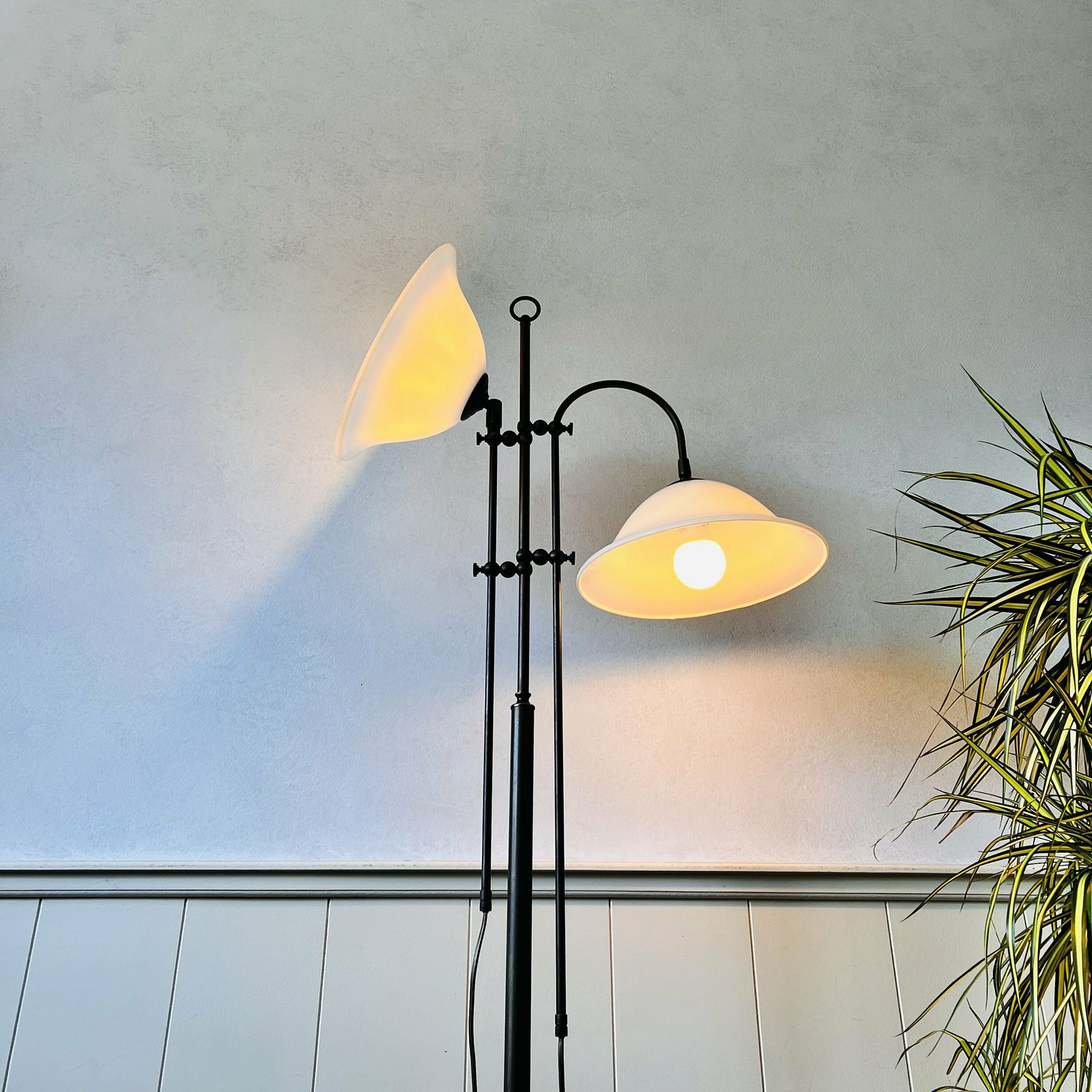 Vintage Staande Vloerlamp, 2 Melkglazen Kappen, Design Uit De Jaren 70 photo vinterior