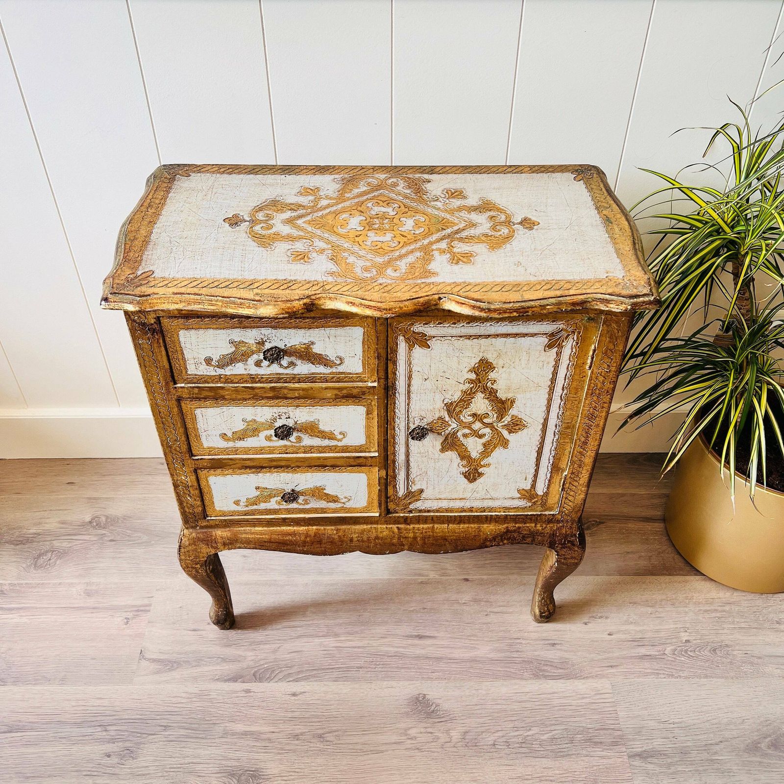 Vintage Kastje | Verguld Houten Italiaans Kastje | Hollywood Regency | Florentijns Meubilair photo Meubels