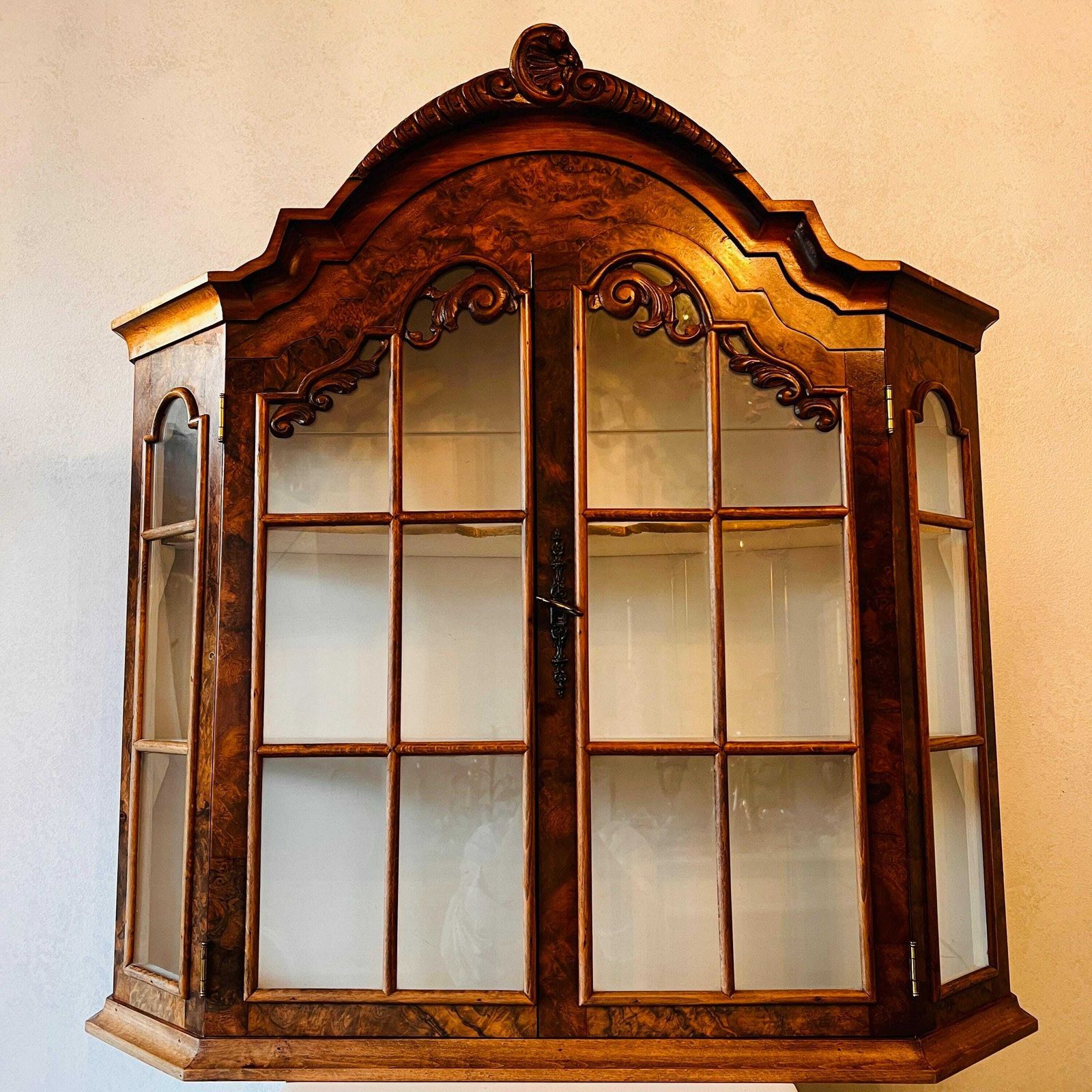 Vintage Houten Vitrinekast, Nederlandse Wandkast, Kast Met Sleutel En 2 Deuren