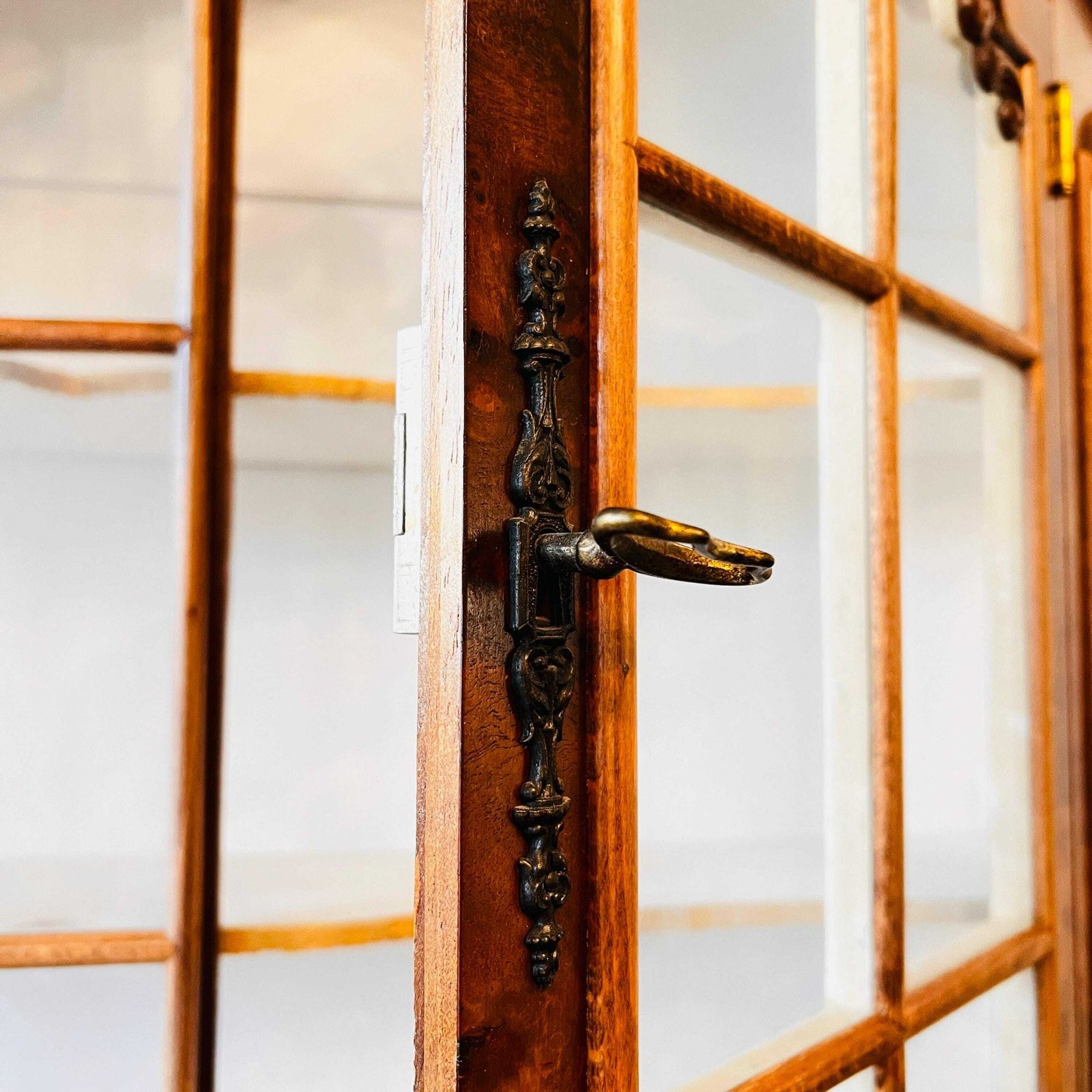Vintage Houten Vitrinekast, Nederlandse Wandkast, Kast Met Sleutel En 2 Deuren photo 742.0