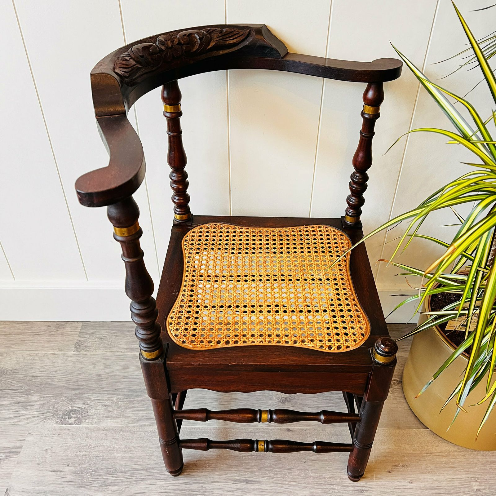 Vintage Houten Stoel Met Rotan – Kleine Hoekstoel Voor Interieurinrichting photo furniture