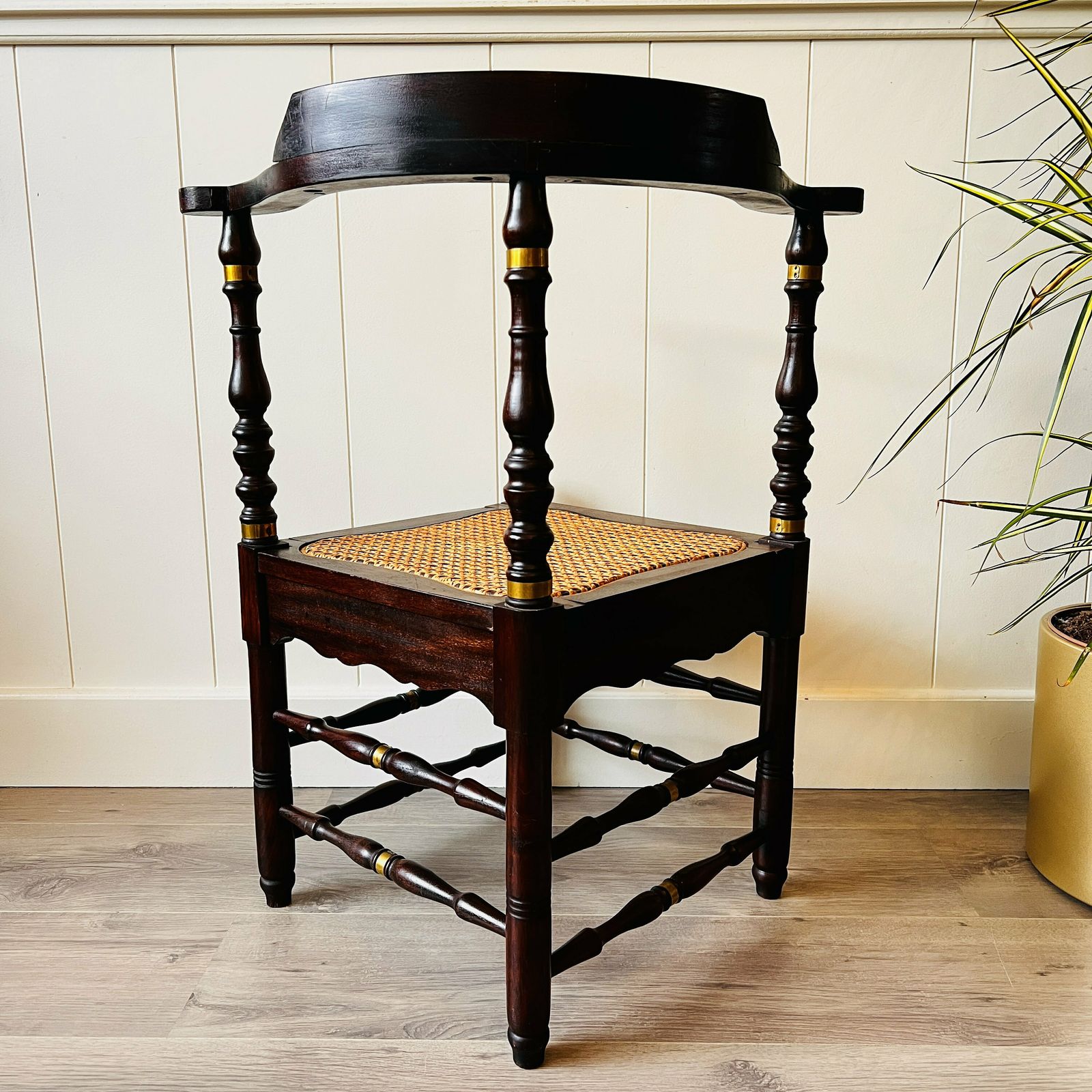 Vintage Houten Stoel Met Rotan – Kleine Hoekstoel Voor Interieurinrichting photo 893.0