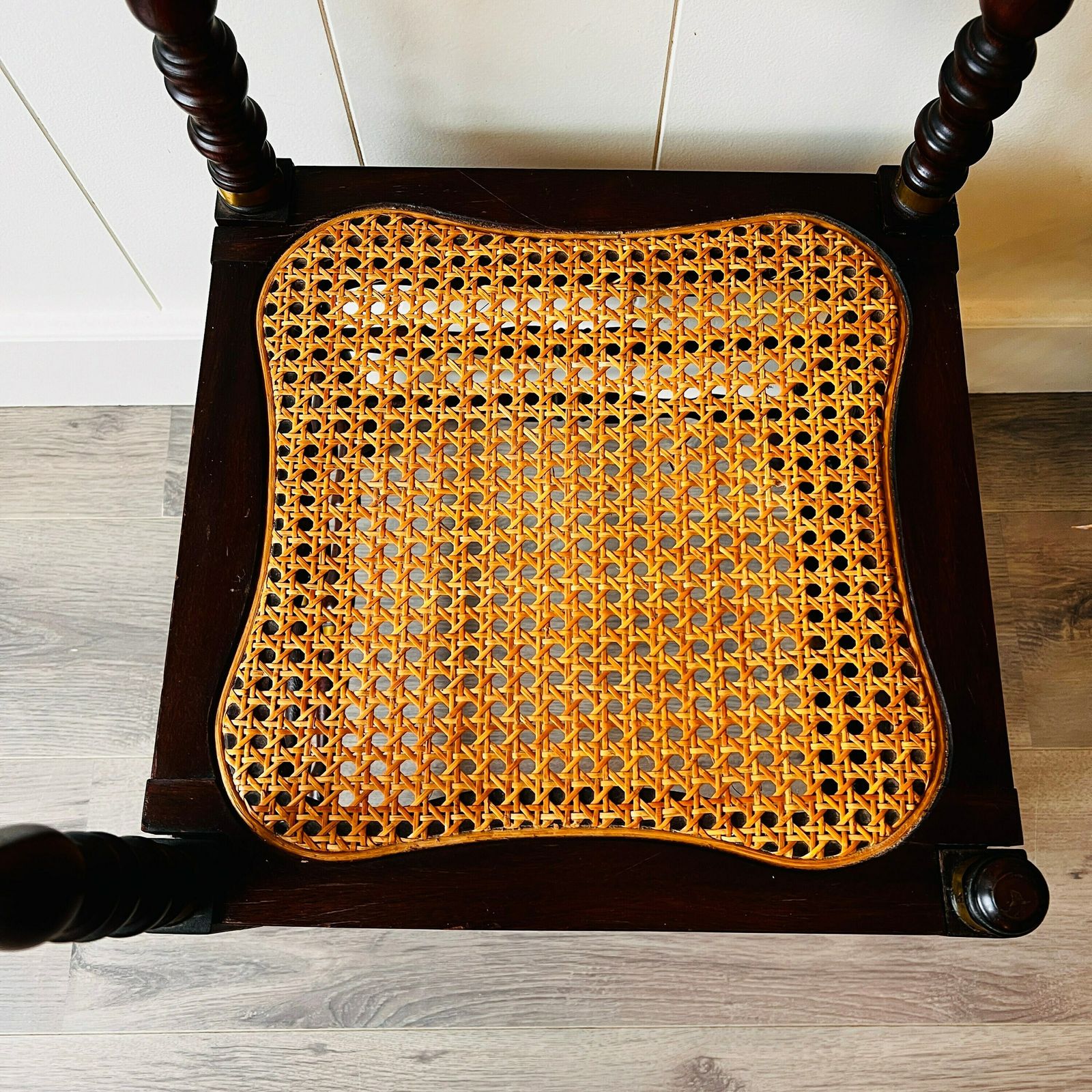 Vintage Houten Stoel Met Rotan – Kleine Hoekstoel Voor Interieurinrichting photo buy