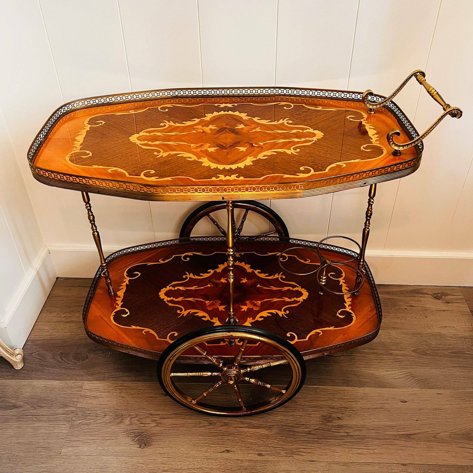 Prachtige Mid Century Bartrolley, Hollywood Regency, Italiaans, Jaren 1960 photo furniture