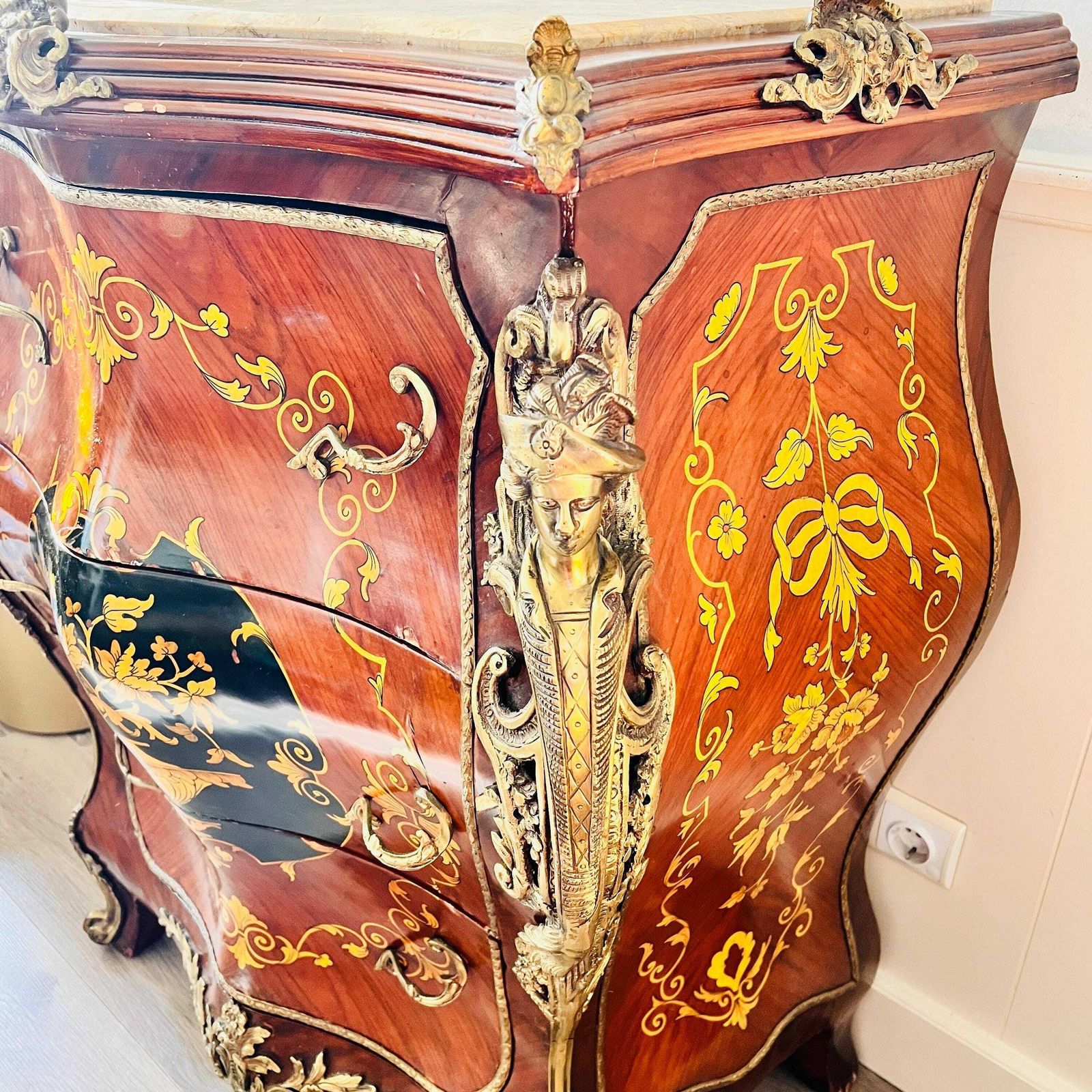 Vintage Kast In Franse Louis XV Stijl, Met De Hand Geschilderd photo buy