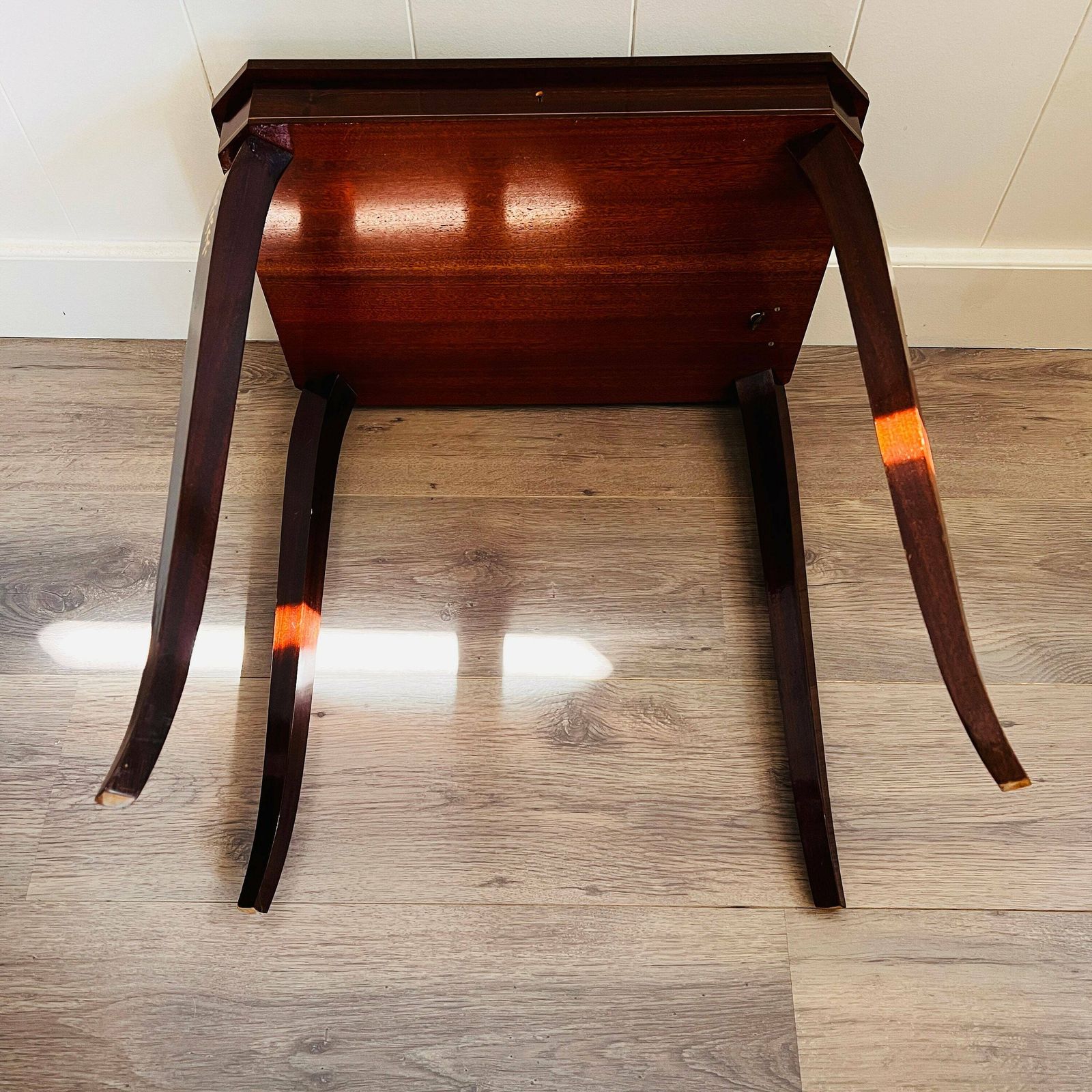 photo furniture Italiaanse Muzikale Tafel Met Marqueterie Inlegwerk, Interieurstuk