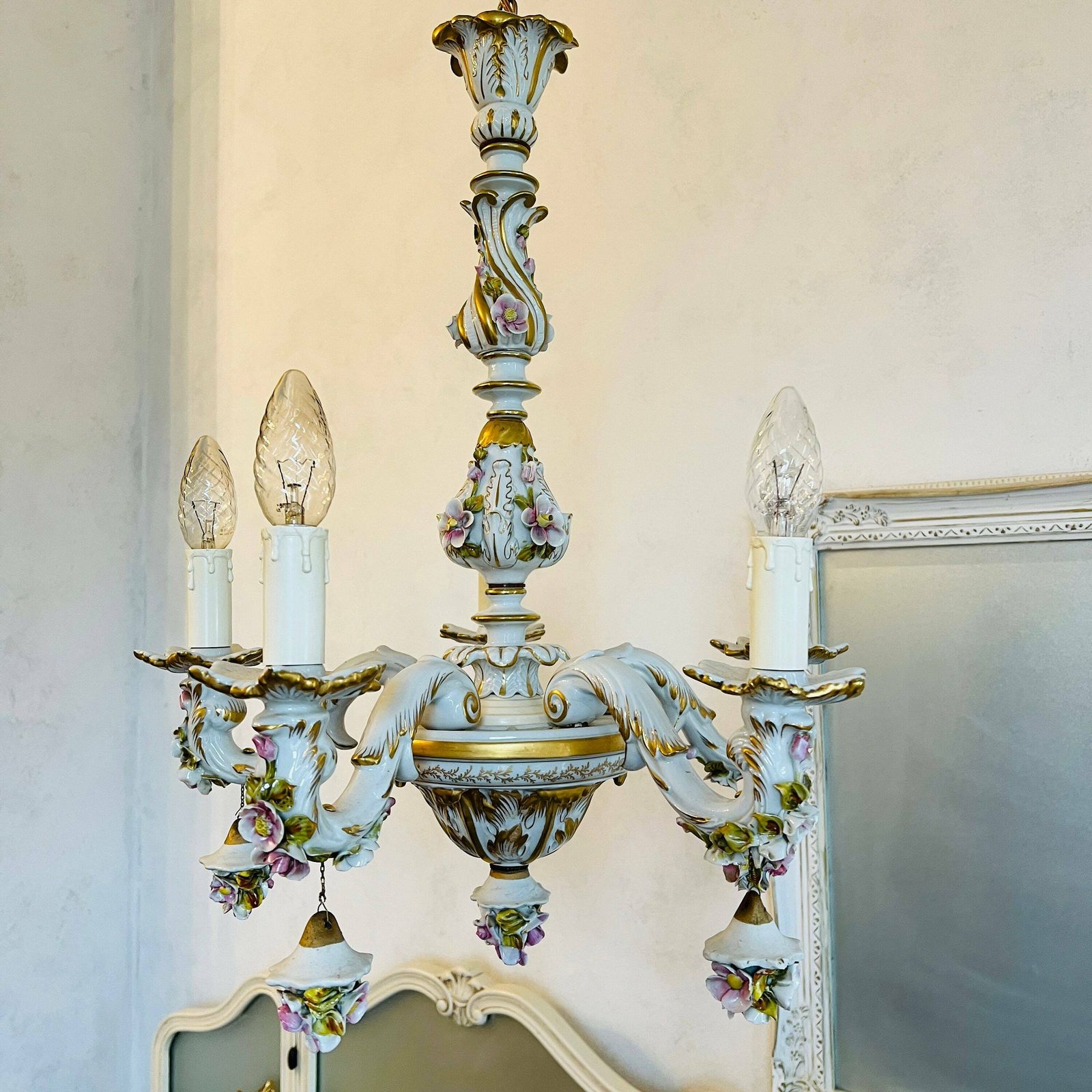 Porseleinen Kroonluchter, Capodimonte Stijl, Kleine Roze Rozen, 5 Armen photo for sale