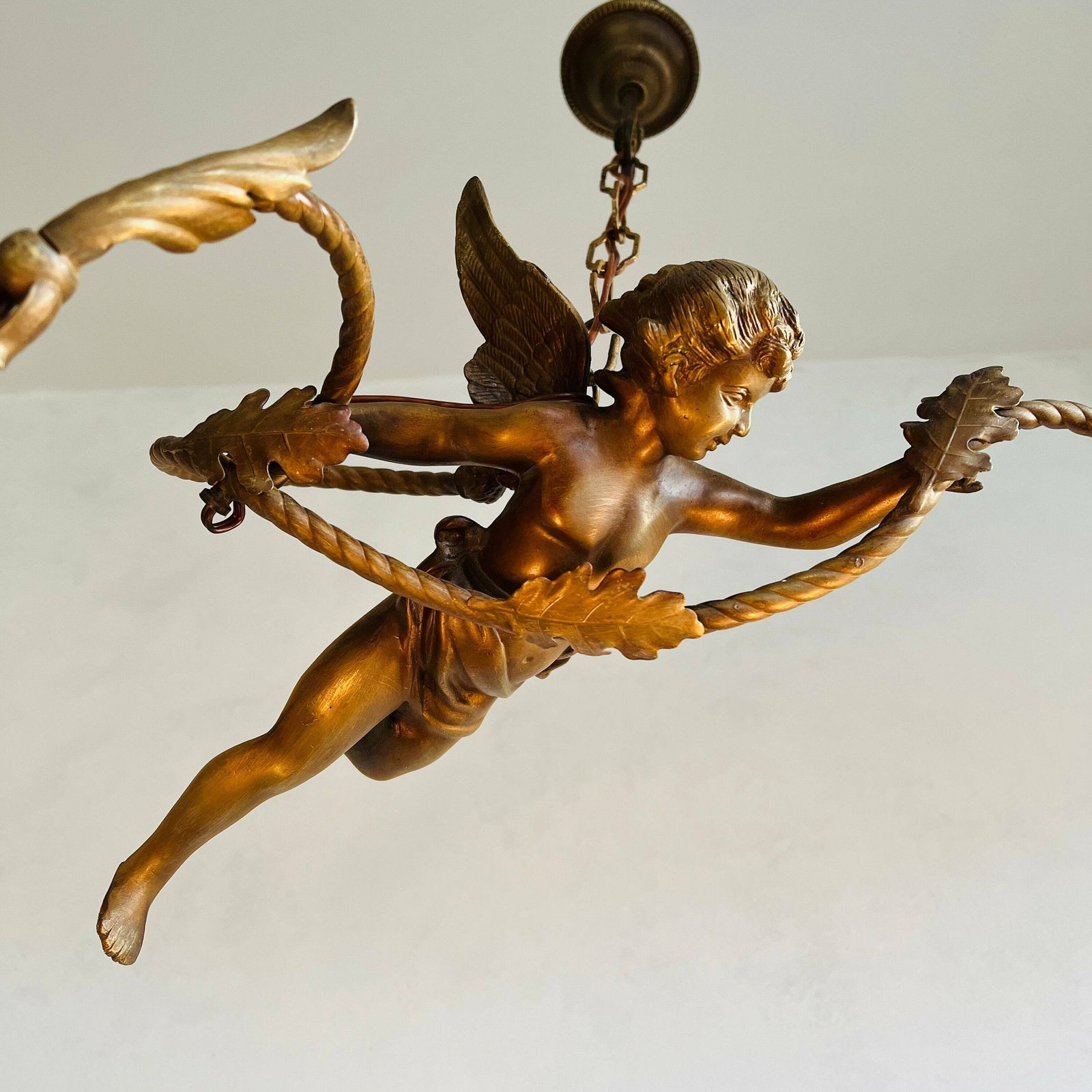 Vintage Franse Grote Bronzen Engel/Cherub/Putti Hanglamp Met Matglazen Lampenkap photo vinterior