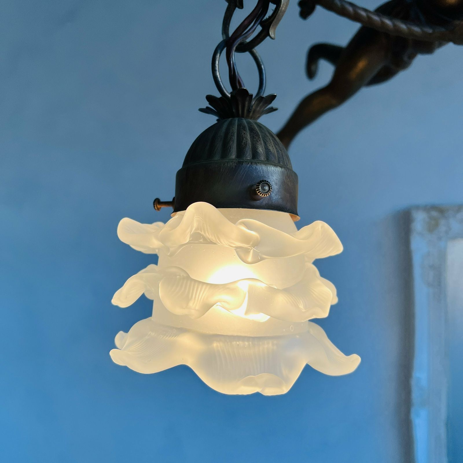 photo furniture Vintage French Big Bronze Angel/Cherub/Putti Pendant Lamp With Frosted Glass Lampshade