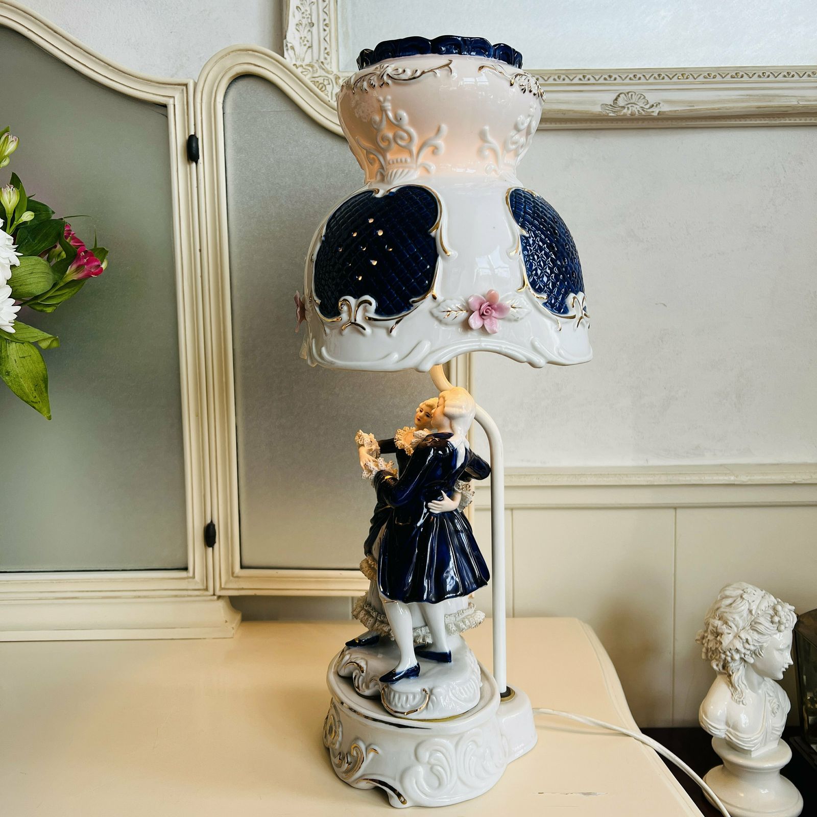 Porseleinen Kobaltblauwe Lamp, Vintage Tafellamp, Interieurvormgeving, Accentlamp photo Verlichting