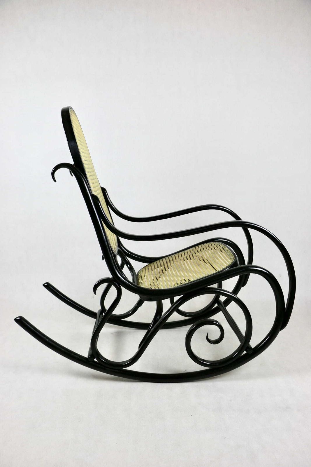 photo furniture Thonet Rocking Chair, Original Black 70s   Very Good Condition