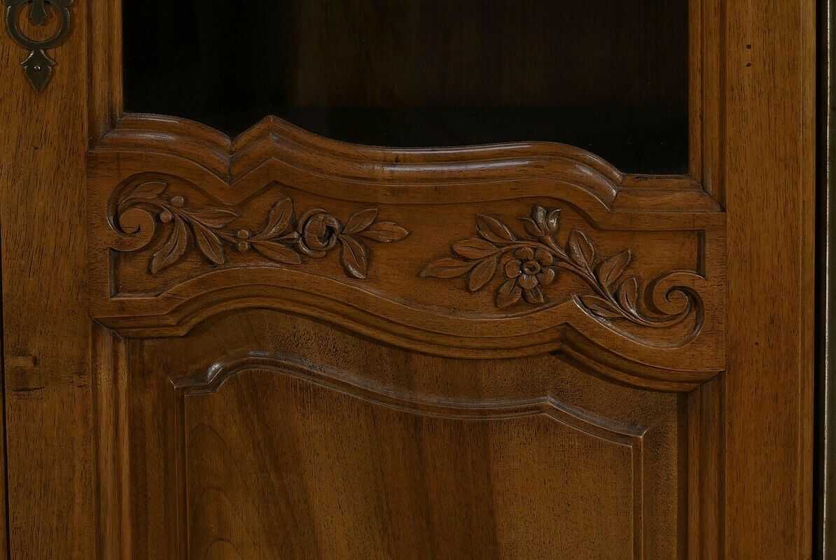 photo vinterior Walnut Display Cabinet, Louis XV Style – Late 19th Century