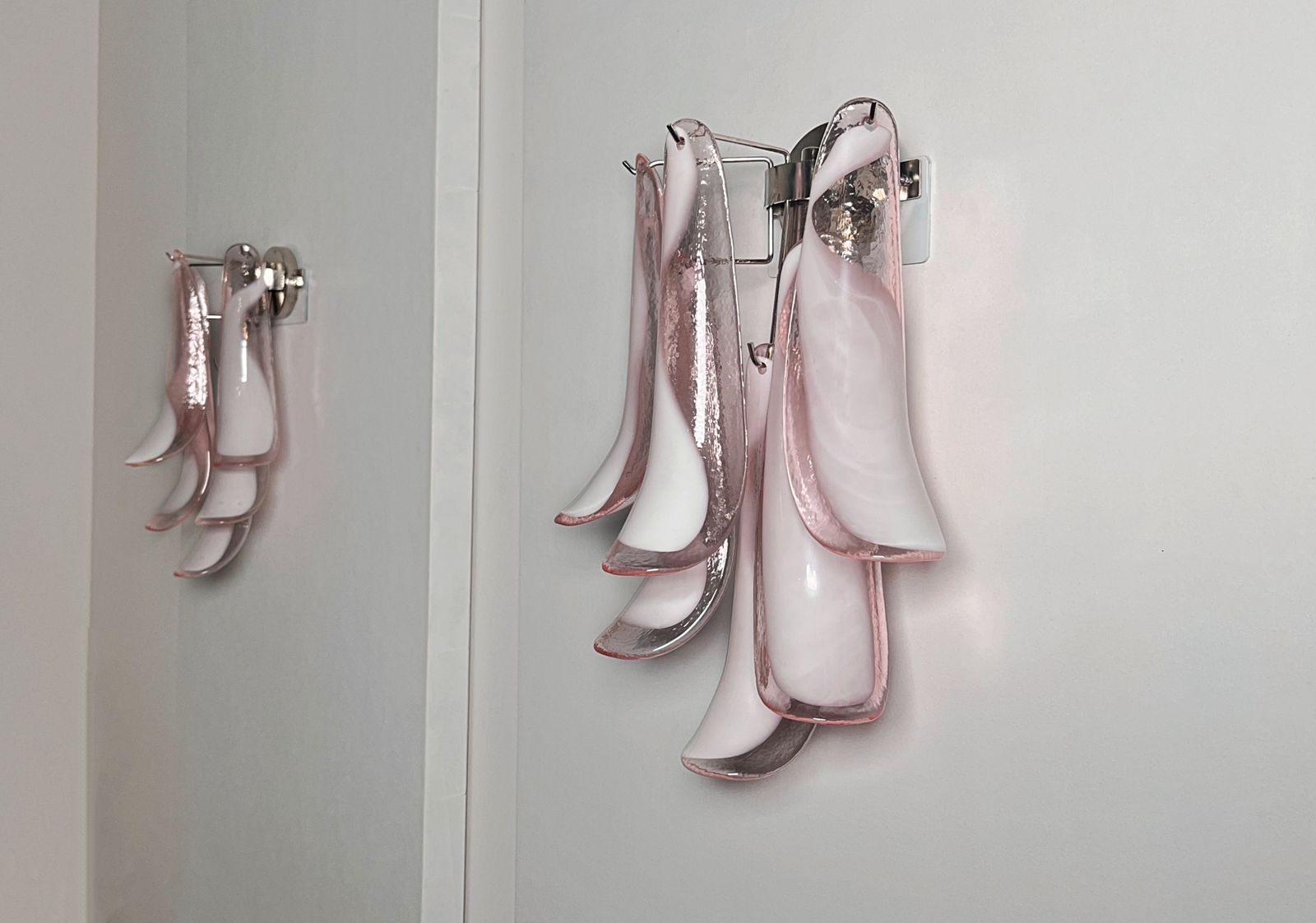 photo vintage Pair Of Vintage Italian Murano Wall Lights In The Manner Of Mazzega   Pink Lattimo Glass Petals