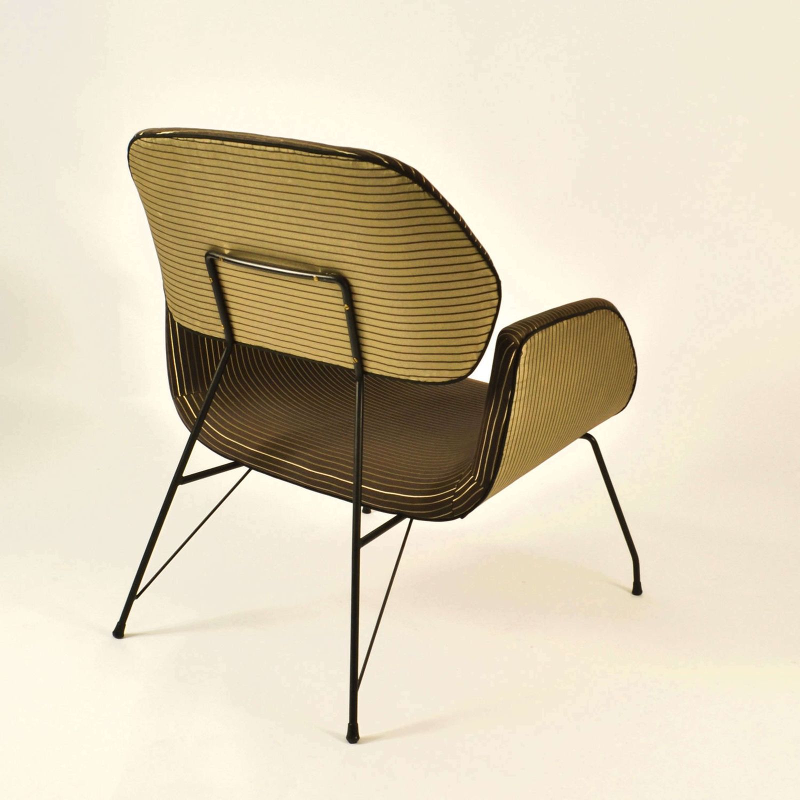 photo vinterior Pair Of Modernist Lounge Chairs On Metal Legs, Carlo Hauner & Eisler