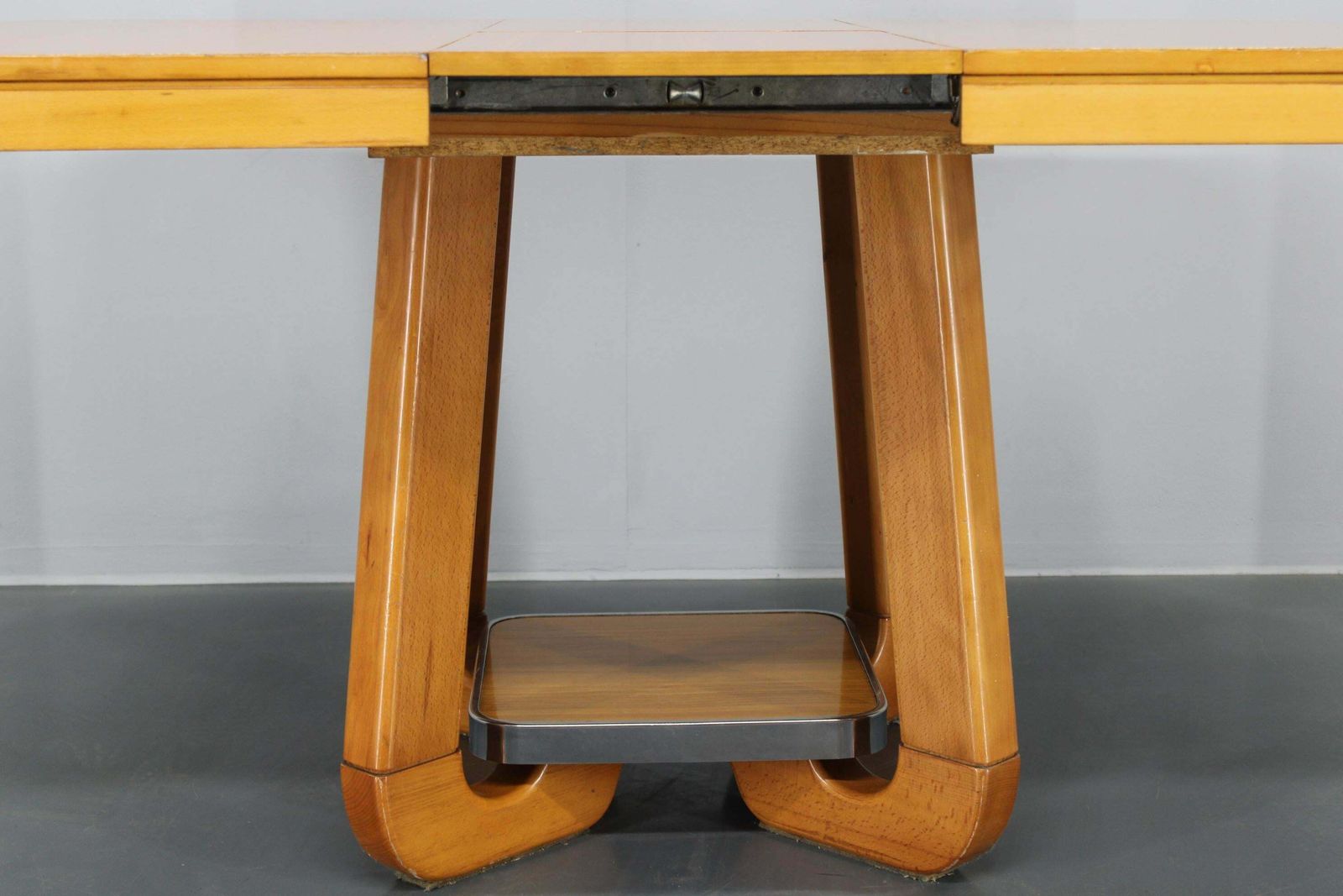 Italiaanse Uitschuifbare Eettafel Uit De Jaren 1970 Met Esdoornfineer Afwerking photo vinterior