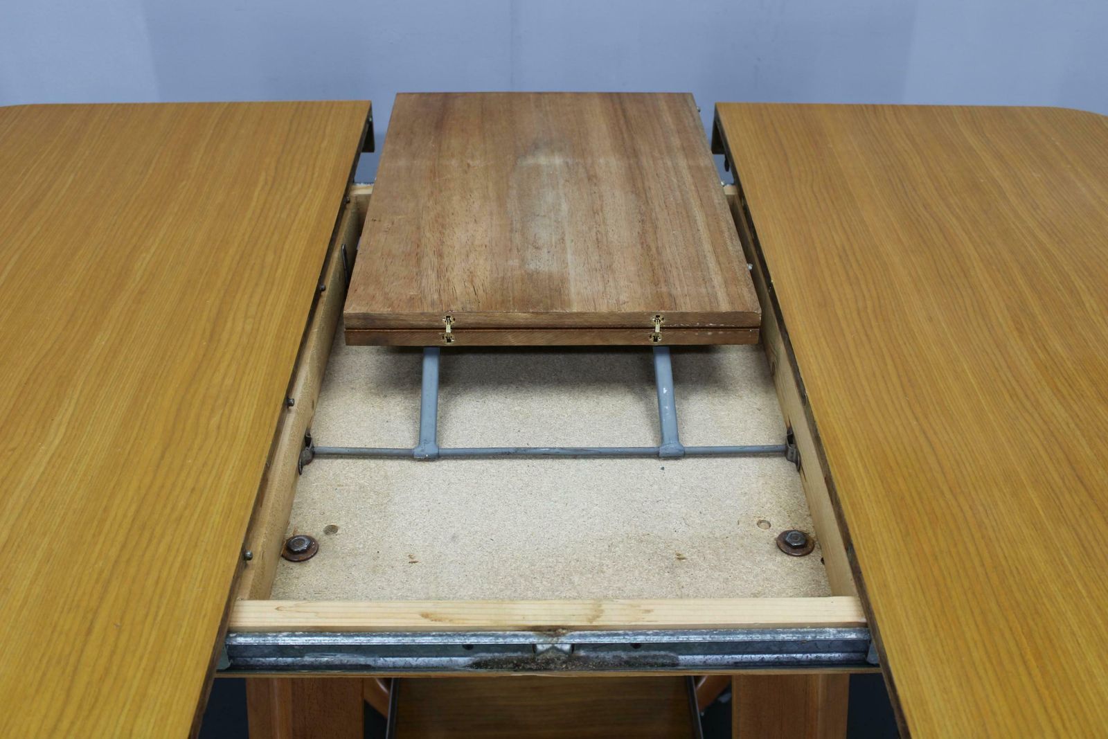 Meubels Italiaanse Uitschuifbare Eettafel Uit De Jaren 1970 Met Esdoornfineer Afwerking photo