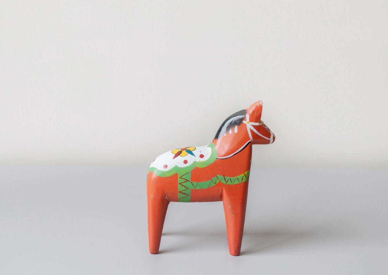 Zweeds Dala Paard, Handgeschilderd Rood Beeldje, Decoratief Volkskunstbeeldje, Houten Paardje, Boerenlandstijl, Gemaakt In Zweden photo buy