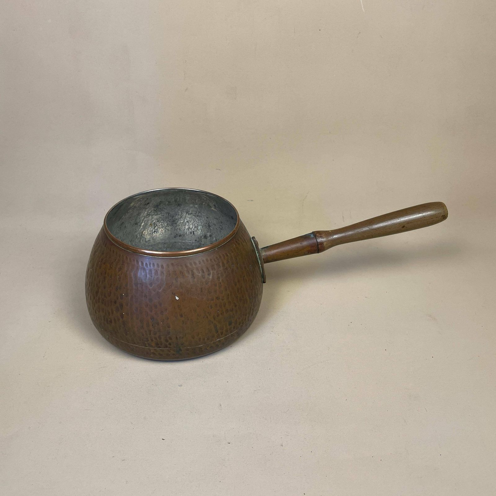 Antique Metal Hammered Copper Pan Vintage Fireside Wooden Handle Cottage Aged Saucepan Kitchen Retro