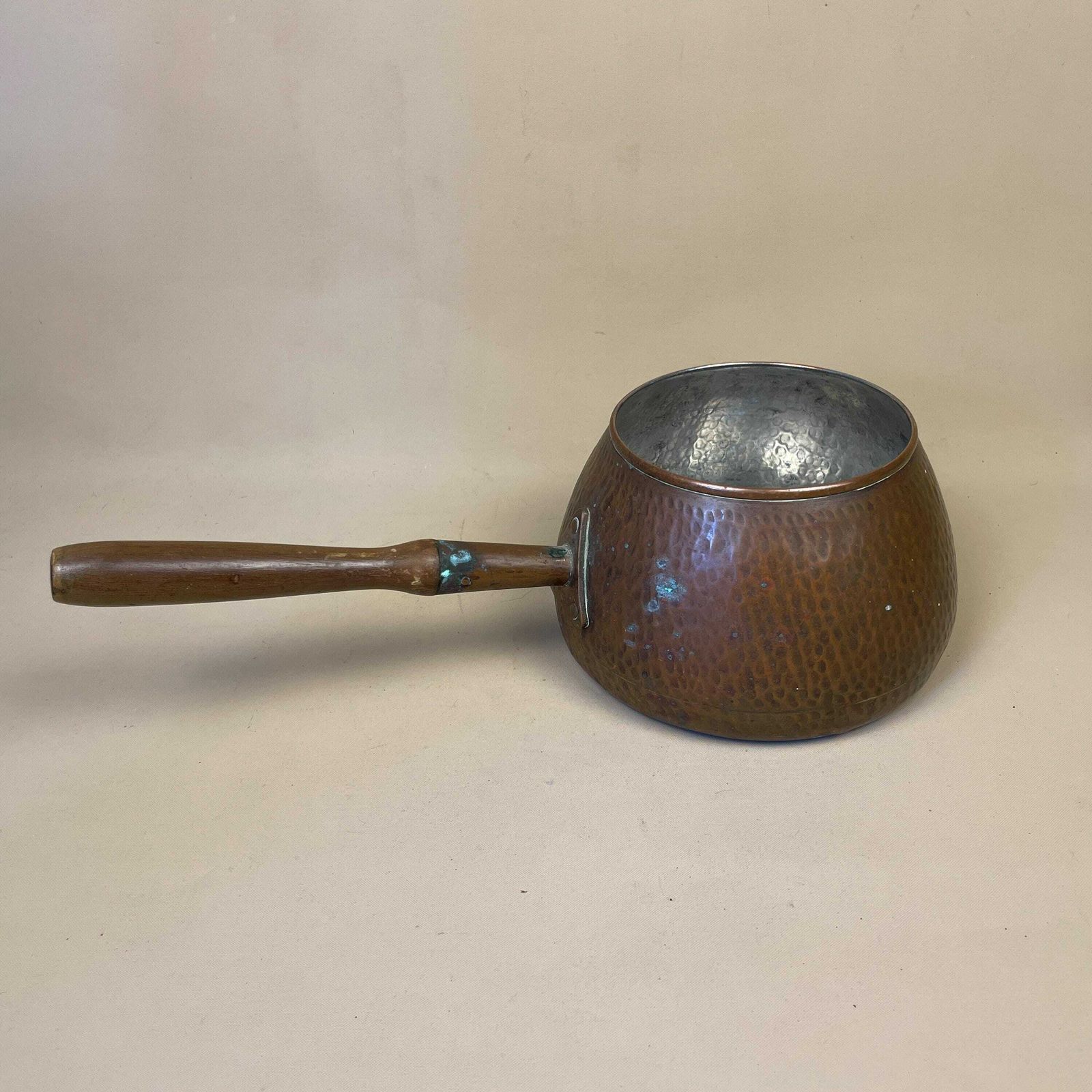 Antique Metal Hammered Copper Pan Vintage Fireside Wooden Handle Cottage Aged Saucepan Kitchen Retro photo vinterior
