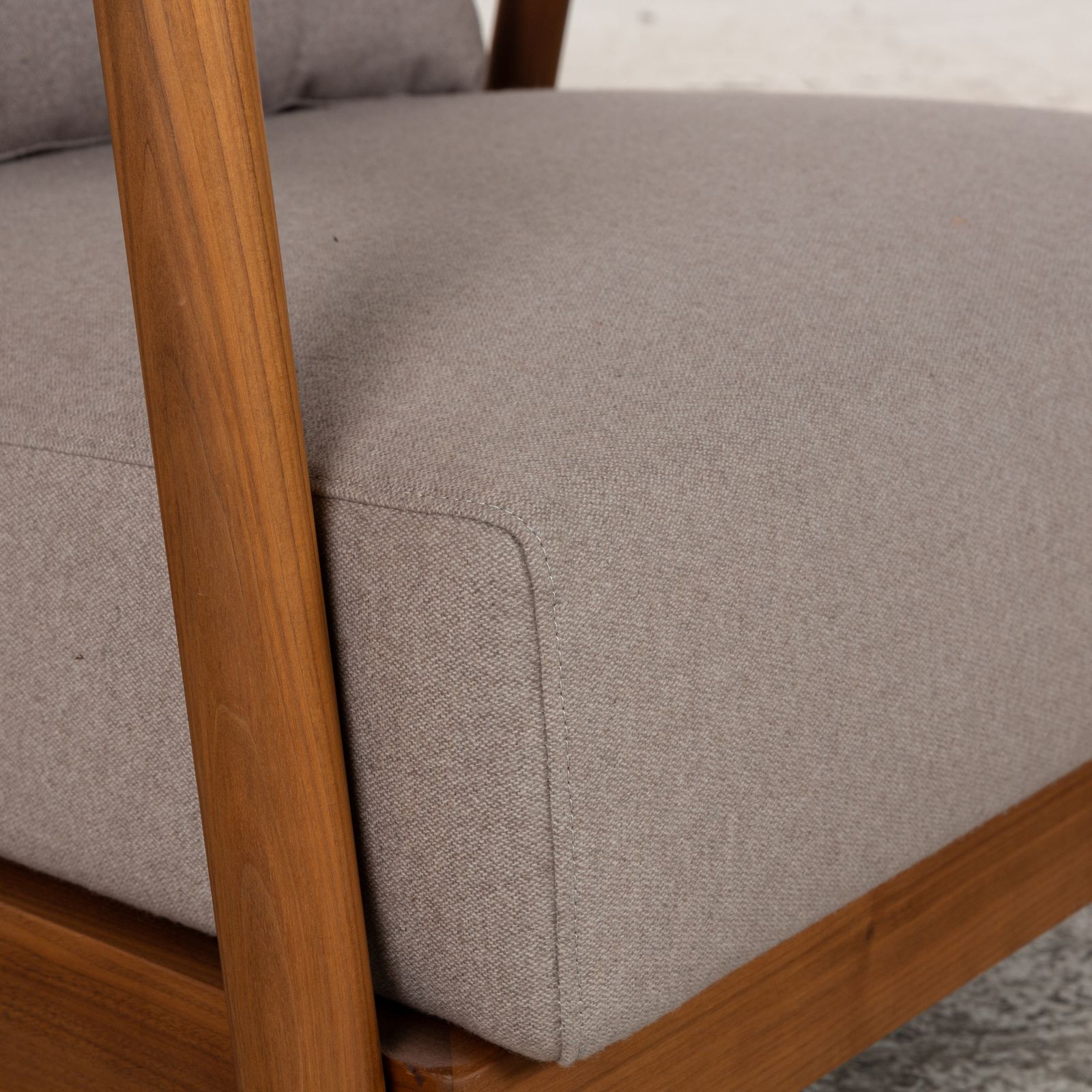 Fauteuil Flexform Crono en tissu gris, sur structure en bois photo Mobilier