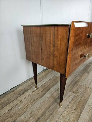 Mid-Century Ladekast in Mahoniewortel met Glazen Blad, 1960 photo furniture