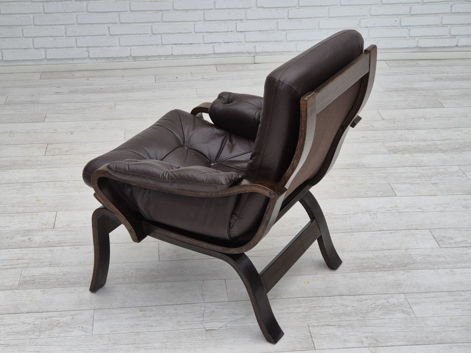 photo furniture Scandinavische Loungestoel Uit De Jaren 1970, In Goede Staat, Bruin Leer, Donker Gebogen Hout.