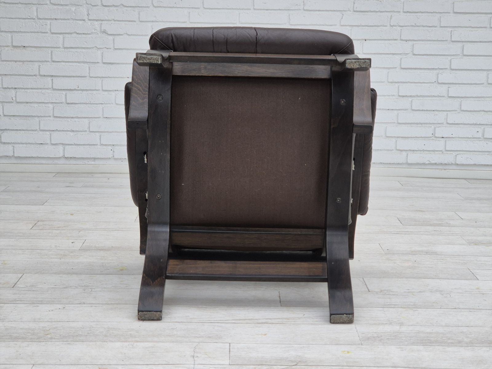 photo vinterior 1970s, Scandinavian Lounge Chair In Original Condition, Brown Leather, Dark Bent Wood.