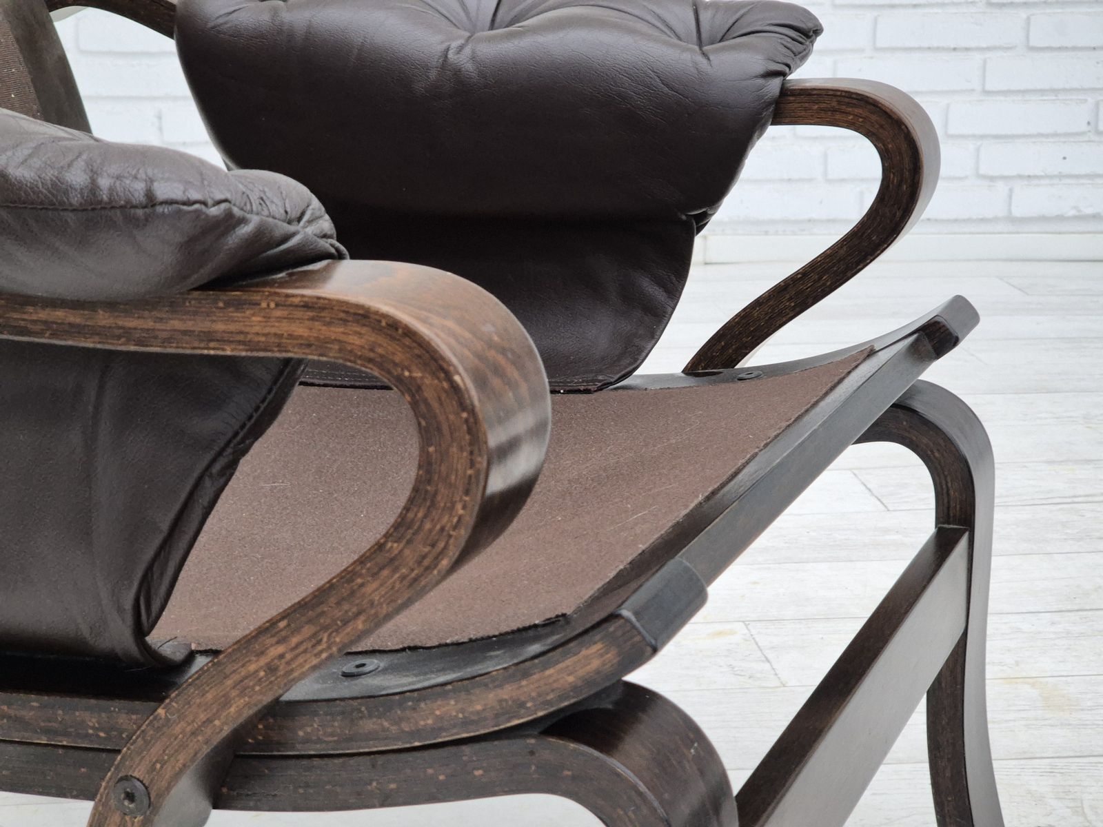photo vintage Scandinavische Loungestoel Uit De Jaren 1970, In Goede Staat, Bruin Leer, Donker Gebogen Hout.