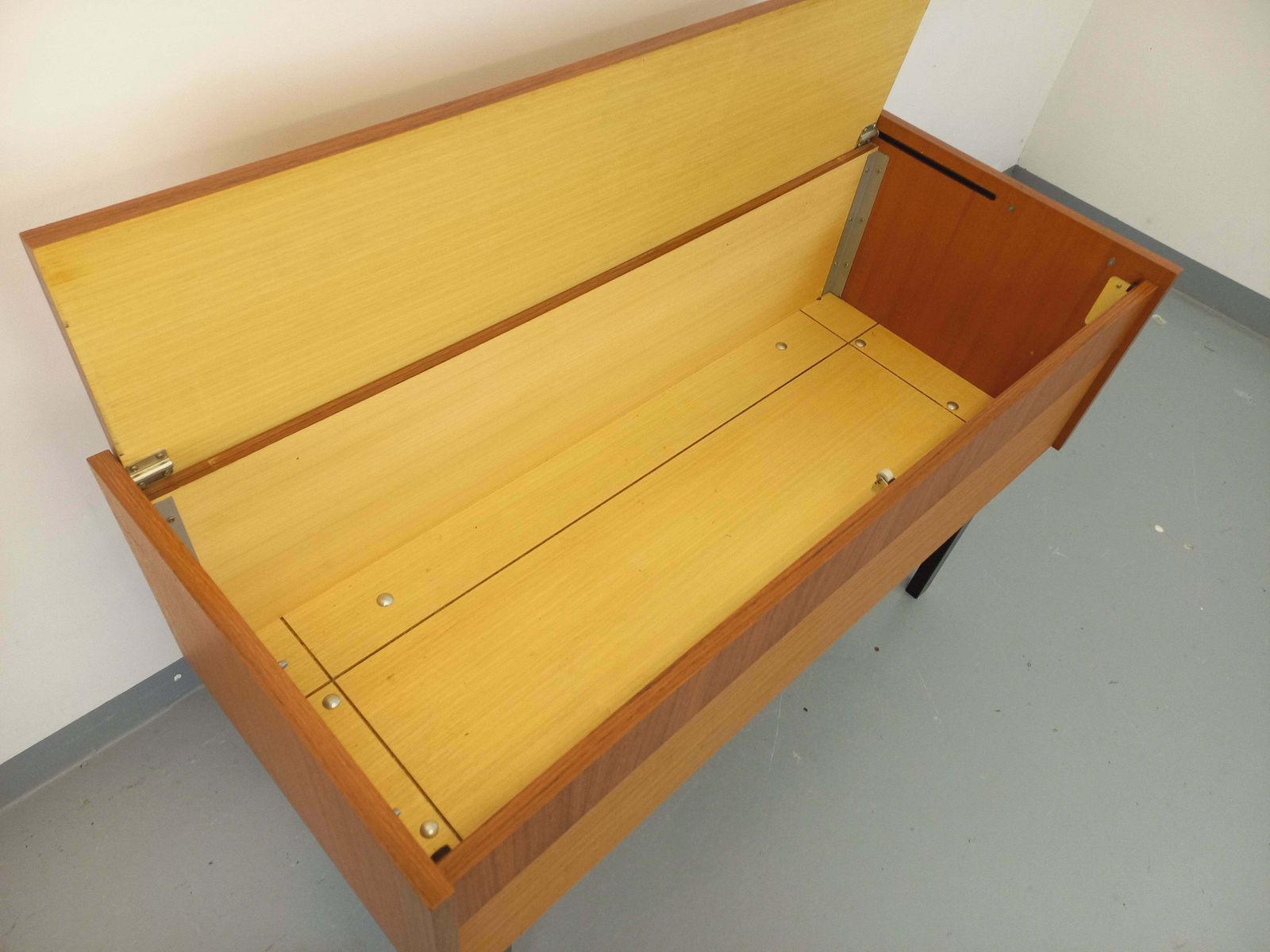 Meuble de rangement en teck, pieds en métal noir photo furniture