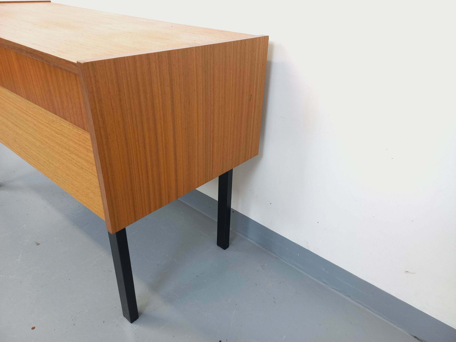 Meuble de rangement en teck, pieds en métal noir photo vinterior